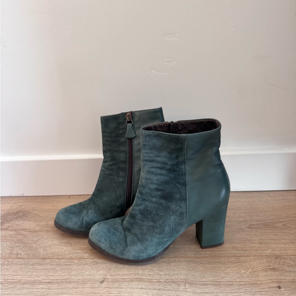Elegant Green Suede Ankle Boots